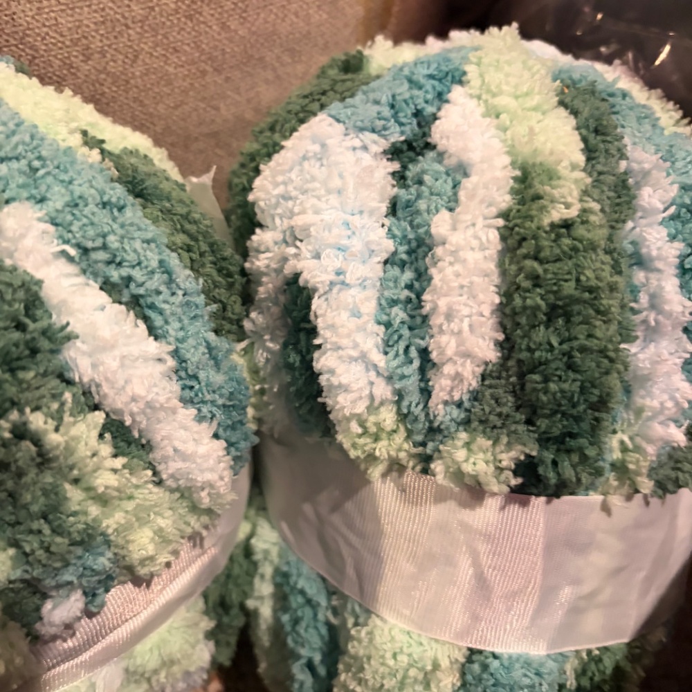 Yarn 🧶 2 count total - Picture 2 of 3
